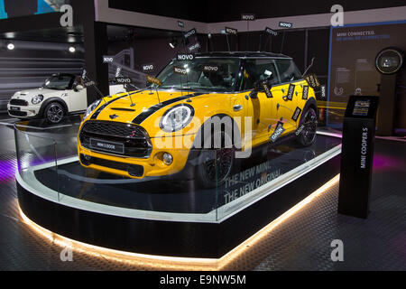 Sao Paulo, Brasilien. Oktober 2014. Mini Cooper S 3-Türer gelb. Fahrzeugausstellung, während des 28. Sao Paulo International Automobile Show offiziellen Einweihungstages, der an diesem Donnerstag (30.) Nachmittag in der Anhembi Exhibition Hall in Sao Paulo, Brasilien abgehalten wird. Credit: Andre M. Chang/Alamy Live News Stockfoto