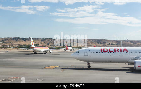 Iberia Fluggesellschaft Jets Line-up auf der Startbahn warten darauf, von Aeropuerto Madrid Barajas (Flughafen Madrid), Airbus A330-300 ausziehen Stockfoto