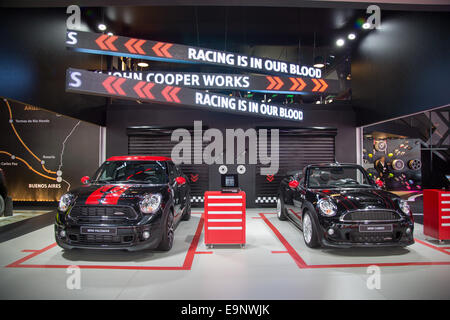 Sao Paulo, Brasilien. Oktober 2014. John Cooper Works Mini Paceman (L), Mini Cabrio (R). Fahrzeugausstellung, während des 28. Sao Paulo International Automobile Show offiziellen Einweihungstages, der an diesem Donnerstag (30.) Nachmittag in der Anhembi Exhibition Hall in Sao Paulo, Brasilien abgehalten wird. Credit: Andre M. Chang/Alamy Live News Stockfoto