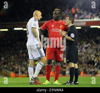 London, UK. 28. Oktober 2014. Liverpools Mario Balotelli argumentiert mit Swanseas Jonjo Shelvey während des Spiels. Liga Cup vierten Runde - Liverpool Vs Swansea City - Anfield - England 28. Oktober 2014 - Bild David Klein/Sportimage. © Csm/Alamy Live-Nachrichten Stockfoto