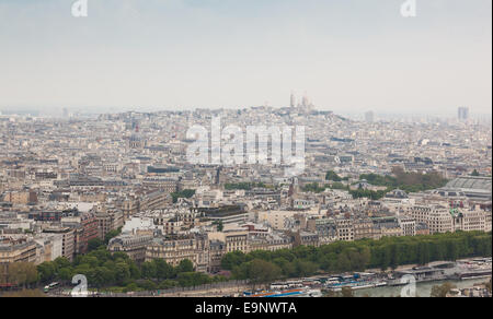 Luftbild auf Hügel von Montmartre und Sacre-Coeur Kirche, Paris, Frankreich Stockfoto