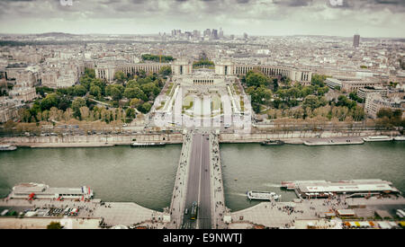 Panorama von Paris, dem Trocadero und La Defense von der obersten Plattform des Eiffelturms. Stockfoto