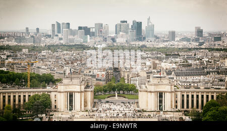 Panorama von Paris, dem Trocadero und La Defense von der obersten Plattform des Eiffelturms. Stockfoto