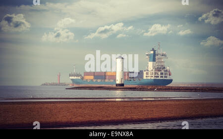 Retro-Stil Bild der Windmühle und Schiff Hafen verlassen. Stockfoto
