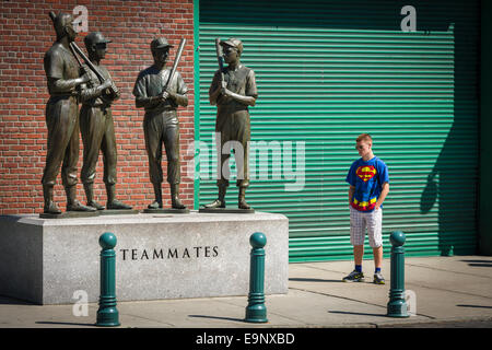 "Superman" untersucht die Teamkollegen Statue außerhalb der Boston Red Sox Stadion im Fenway Park in Boston, Massachusetts - USA stationiert. Stockfoto