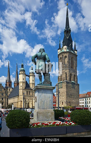 Markt mit der Marienkirche, Haendel Statue und roten Turm in Halle, Deutschland Stockfoto