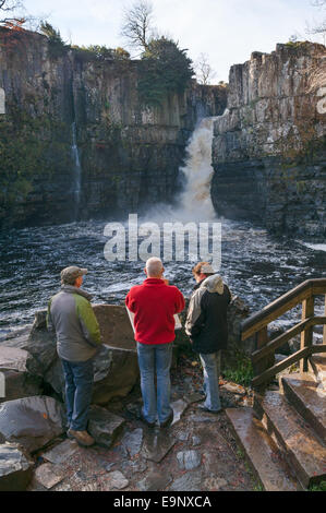 Personen an High Force Wasserfall in Teesdale, Nord-Ost-England, UK Stockfoto