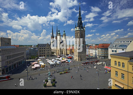 Markt mit der Marienkirche, Haendel Statue und roten Turm in Halle, Deutschland Stockfoto