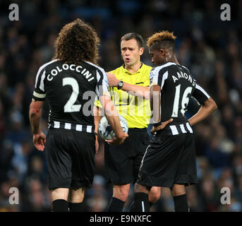London, UK. 29. Oktober 2014. Schiedsrichter Stuart Attwell in Aktion. League Cup vierten Runde-Manchester City gegen Newcastle United - Etihad Stadium - England 29. Oktober 2014 - Bild David Klein/Sportimage. © Csm/Alamy Live-Nachrichten Stockfoto