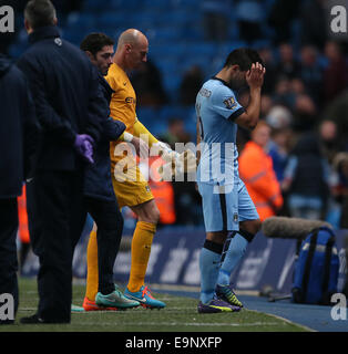 London, UK. 29. Oktober 2014. Manchester Citys Sergio Agüero blickt auf auf dem Schlusspfiff niedergeschlagen. League Cup vierten Runde-Manchester City gegen Newcastle United - Etihad Stadium - England 29. Oktober 2014 - Bild David Klein/Sportimage. © Csm/Alamy Live-Nachrichten Stockfoto