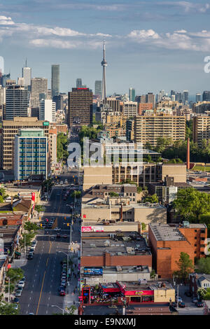 Von Yonge und Eglinton aus hat man einen Blick auf die Skyline von Toronto in Richtung Süden. Stockfoto