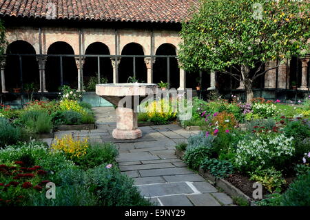 NYC: 12. Jahrhundert Cuxa Kreuzgang mit seinem mittelalterlichen Garten und Brunnen im Kreuzgang Museum Stockfoto