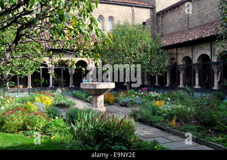 NYC: Im 12. Jahrhundert Cuxa Kreuzgang mit seinem mittelalterlichen Garten und Brunnen im Kreuzgang Museum Stockfoto