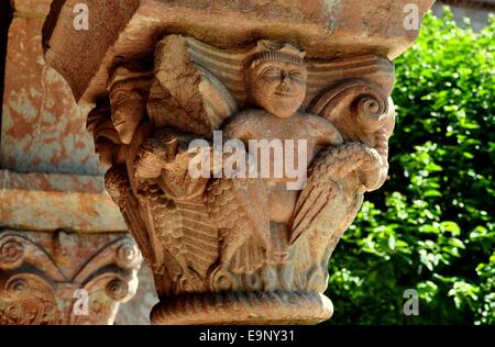 NYC: Einer der 12. Jahrhundert Romanesque geschnitzt Hauptstädte im Cuxa Kreuzgang im Kloster Museum Stockfoto