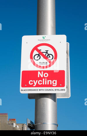 blickte zu hellen lesen und weiß, kein Radfahren Metallpfosten mit blauem Himmel hinter anmelden Stockfoto