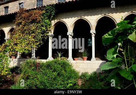 NYC: Gotische Bögen und Säulen mit Hauptstädte im 12. Jahrhundert Bonnefont Kreuzgang im Kloster Museum Stockfoto