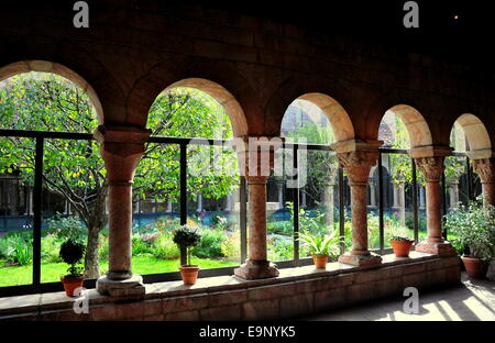 NYC: Rundbögen des 12. Jahrhunderts Cuxa Klosters blicken seiner mittelalterlichen Garten im Kreuzgang Museum * Stockfoto