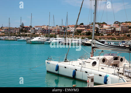 Luxus-Yacht ankern in Marina di Ragusa, Sizilien Stockfoto
