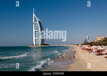 Strand am Hotel Al Qasr Hotel Burj Arab (links) und Hotel Jumeirah Beach im Hintergrund Stockfoto