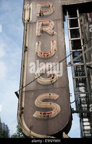 Alten Neon unterzeichnen "Drogen" außerhalb der Apotheke in New York, NY, USA. Stockfoto