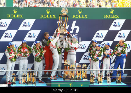 Le Mans, Frankreich. 24. Juni 2014. 24 Stunden Rennen von Le Mans Endurance. Marcel Fässler - Benoit Treluyer - Andre Lotterer auf dem Sieger Podest © Action Plus Sport/Alamy Live News Stockfoto