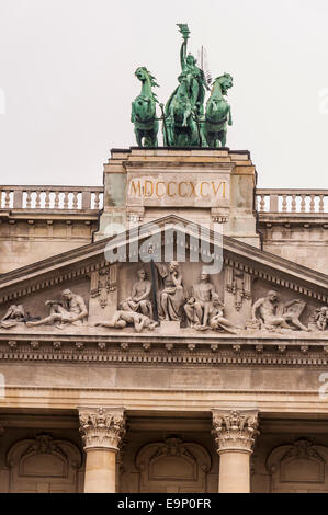 Klassizistische Architektur auf den oben genannten Eingang zum ungarischen Regierungsgebäude Stockfoto