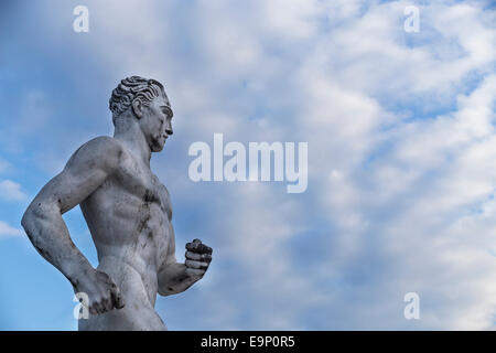 Statue eines Läufers in Stadio dei Marmi, Rom, Italien Stockfoto