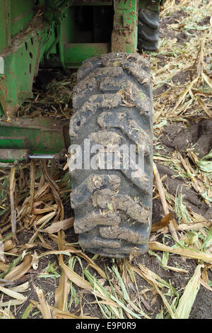 Große hintere Vollgummi Traktor Rad Stockfoto