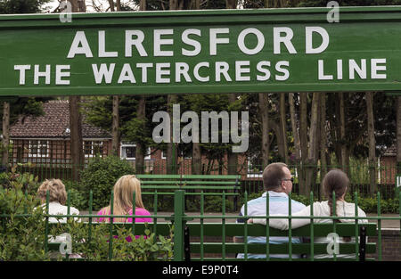 Railway Station Zeichen für die Alresford Brunnenkresse Linie in New Alresford, Hampshire, England, UK Stockfoto