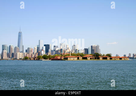 Blick auf Ellis Island aus über den Hudson River mit Lower Manhattan, New York City, NY, USA im Hintergrund. Stockfoto