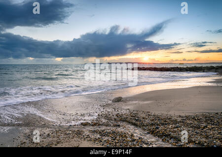 Sonnenuntergang am Strand von Solent Southbourne in Bournemouth, Dorset Stockfoto