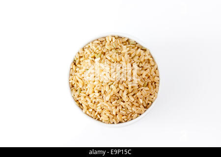 Brauner Reis auf weißem Hintergrund Stockfoto