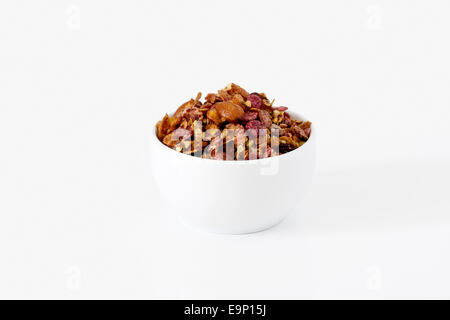 Getreide in einer Tasse auf weißem Hintergrund Stockfoto
