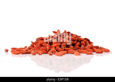 Goji-Beeren auf weißem Hintergrund Stockfoto