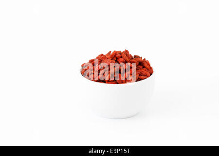 Goji-Beeren in einer Tasse auf weißem Hintergrund Stockfoto