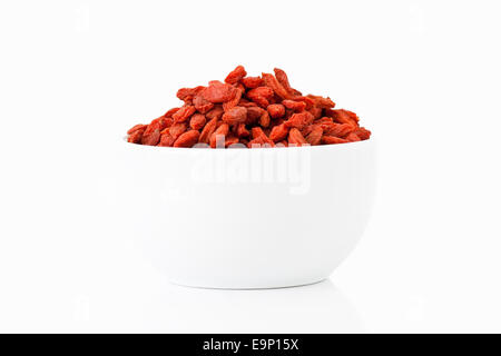 Goji-Beeren in einer Tasse auf weißem Hintergrund Stockfoto