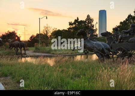 Centennial Land Run Denkmal bei Sonnenuntergang, Bricktown, Oklahoma City, OK, USA Stockfoto