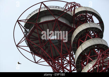 Abseilen von Arcelor Mittal Orbit Großbritanniens höchste Skulptur im Queen Elizabeth Olympic Park. Stratford. London Stockfoto