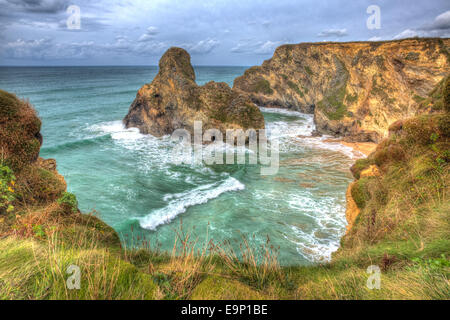 Whipsiderry Strand und Bucht in der Nähe von Trevelgue Head Newquay Cornwall England UK mit Wellen und Klippen in HDR Stockfoto