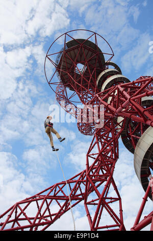 Abseilen von Arcelor Mittal Orbit Großbritanniens höchste Skulptur im Queen Elizabeth Olympic Park. Stratford. London Stockfoto