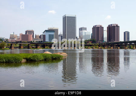 Skyline-Blick von Richmond, Virginia, USA, Hauptstadt des Bundesstaates, wie über den James River aus gesehen. Stockfoto