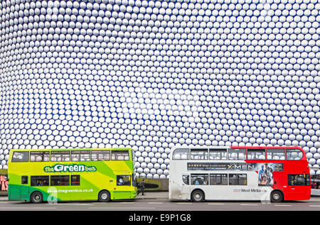 Selfridges-Kaufhaus mit zwei Doppeldecker-Busse an der Haltestelle, Birmingham, England, UK Stockfoto