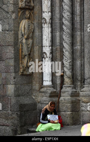 Bettler vor Porta Das Prateirias an der Südfassade der Kathedrale von Santiago De Compostela, Galicien, Spanien Stockfoto