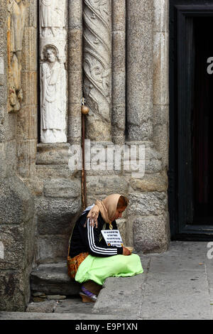 Bettler vor Porta Das Prateirias an der Südfassade der Kathedrale von Santiago De Compostela, Galicien, Spanien Stockfoto