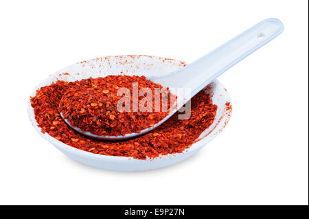 Zerdrückte rote scharfe Chilischoten in einer Schüssel über weißem Hintergrund Stockfoto