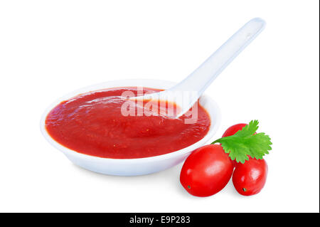 Tomaten Sauce Ketchup in Schüssel isoliert auf weißem Hintergrund Stockfoto