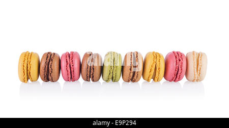 Bunt und lecker Französisch Macarons auf weißem Hintergrund Stockfoto