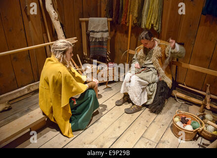 traditionelle Wikinger-Szene im Lofotr Museum auf den Lofoten, Norwegen Stockfoto