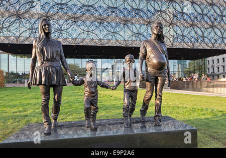 Eine Statue, die Schwestern Roma und Emma Jones und ihre Kinder von Gillian Wearing außerhalb Birmingham Bibliothek England, UK Stockfoto