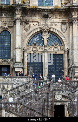 Touristen vor dem Haupteingang auf der Westfassade der Kathedrale, Praza Obradoiro, Santiago De Compostela, Galicien, Spanien Stockfoto